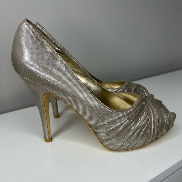 Lulu Townsend metallic gold heels. Small platform with 4.5” heels. Size 8.5. - Picture 4 of 10